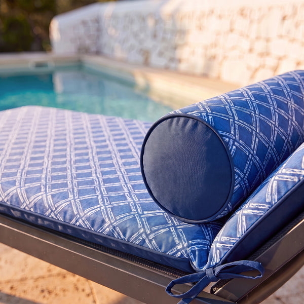 Traversin 45x18 motif Nautique Bleu posé sur le matelas de transat
