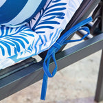 Matelas transat 195x60 cm motif feuillage bleu avec traversin, bain de soleil anti-UV et déperlant, conçu pour extérieur.
