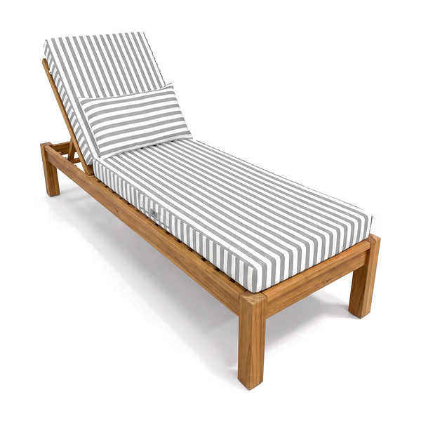 Matelas transat premium à rayures gris clair posé sur un transat en teck, fond blanc