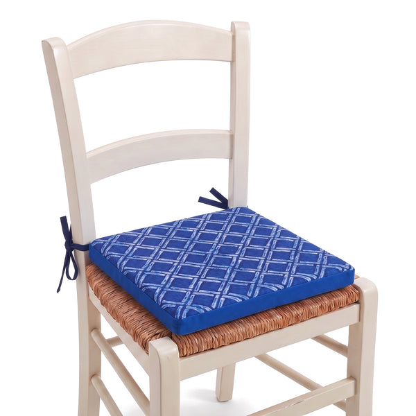 Stoelkussen 35x35 Blauw nautisch patroon vastgemaakt aan een stoel