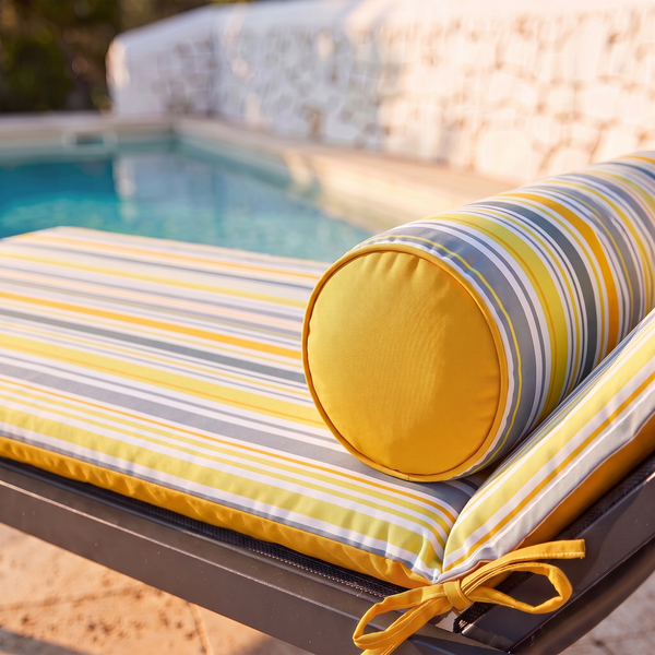 Traversin 45x18 motif Rayures Solaires posé sur le matelas de transat
