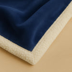 Ambiance jardin avec plaid bleu marine