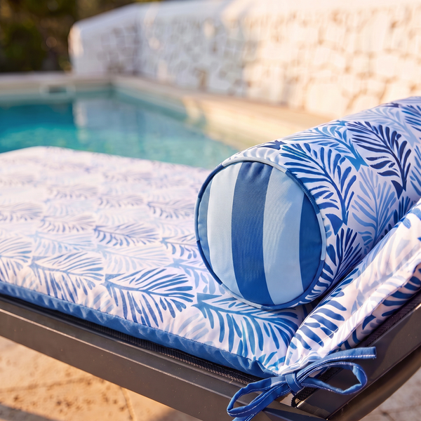 Traversin 45x18 motif Feuillage Bleu posé sur le matelas de transat