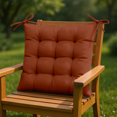 Galettes de chaise 40x40 cm en terracotta, déperlantes avec attaches, pour fauteuils et canapés intérieurs et extérieurs.