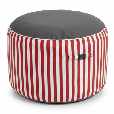 Pouf rouge en situation extérieure