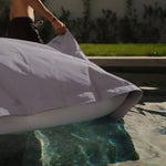 Housse de pouf flottant XXL 180x140 cm gris galet pour piscine, déhoussable, conçue par Deco-arts.fr pour un confort en extérieur