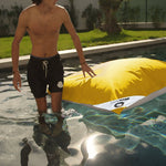 Pouf géant flottant jaune miel de 180x140 cm, en billes, pour piscine, déhoussable, marque Deco-arts.fr.