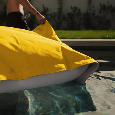 Pouf géant flottant jaune miel pour piscine, 180x140 cm, en billes, beanbag déhoussable par Deco-arts.fr