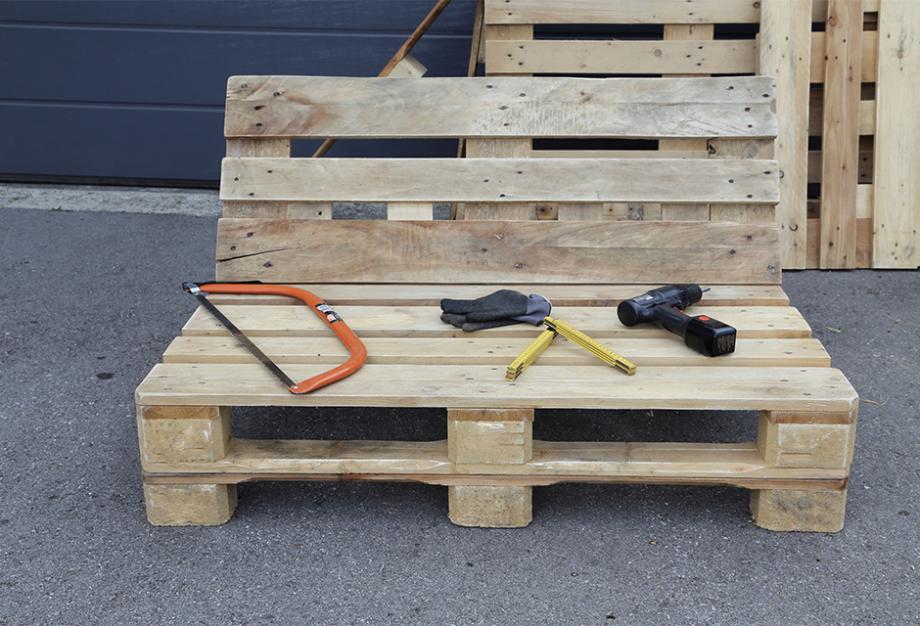 Créer un Canapé d'Extérieur Élégant avec des Palettes DecoArt's
