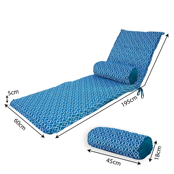 Deux coussins pour chaise longue avec motif géométrique vert turquoise et deux traversins, résistants aux UV, pour bains de soleil.