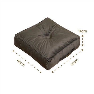 Deux poufs en velours gris foncé 40x40 cm avec épaisseur de 14 cm, parfaits pour décoration intérieure chaleureuse.