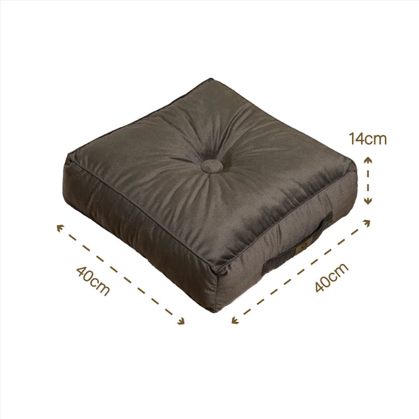 Deux poufs en velours gris foncé 40x40 cm avec épaisseur de 14 cm, parfaits pour décoration intérieure chaleureuse.