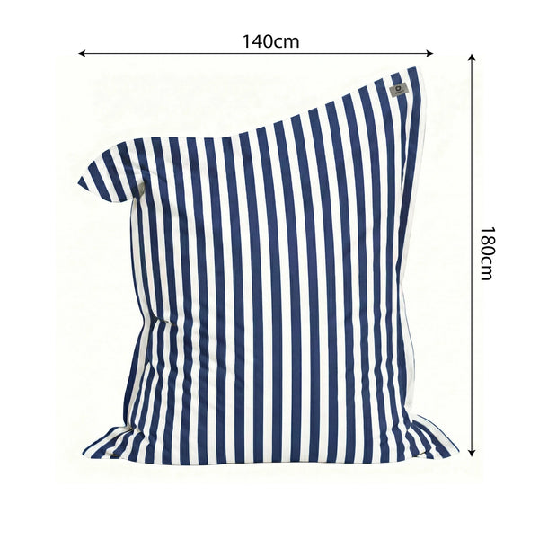 Ambiance jardin avec pouf bleu marine