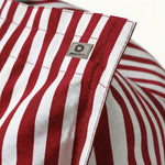 Détail tissu pouf rouge