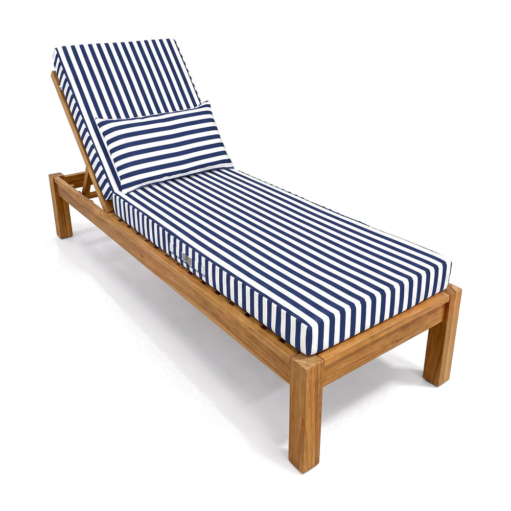 Premium-Liegenauflage, marineblaue Streifen, auf einer Teakholzliege, weißer Hintergrund