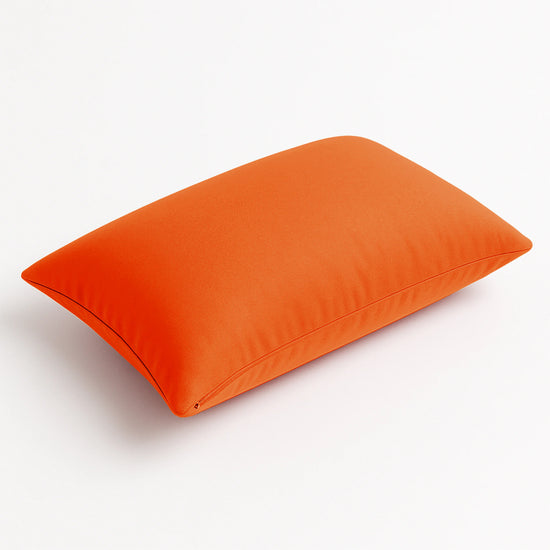 Coussin orange 60x35 cm en situation extérieure