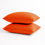 Deux coussins d'appoint orange 60x35 cm pour décoration de jardin, déhoussables, par Deco-arts.fr.