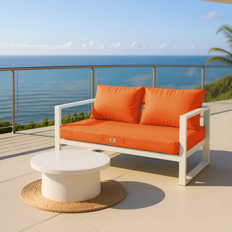 Ensemble de coussins de jardin orange pour salon, déhoussables et anti-UV, comprenant une assise et deux dossiers.