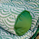 Matelas transat 195x60 cm Deco-arts.fr avec motif éventails verts, traversin, anti-UV et déperlant pour bains de soleil.