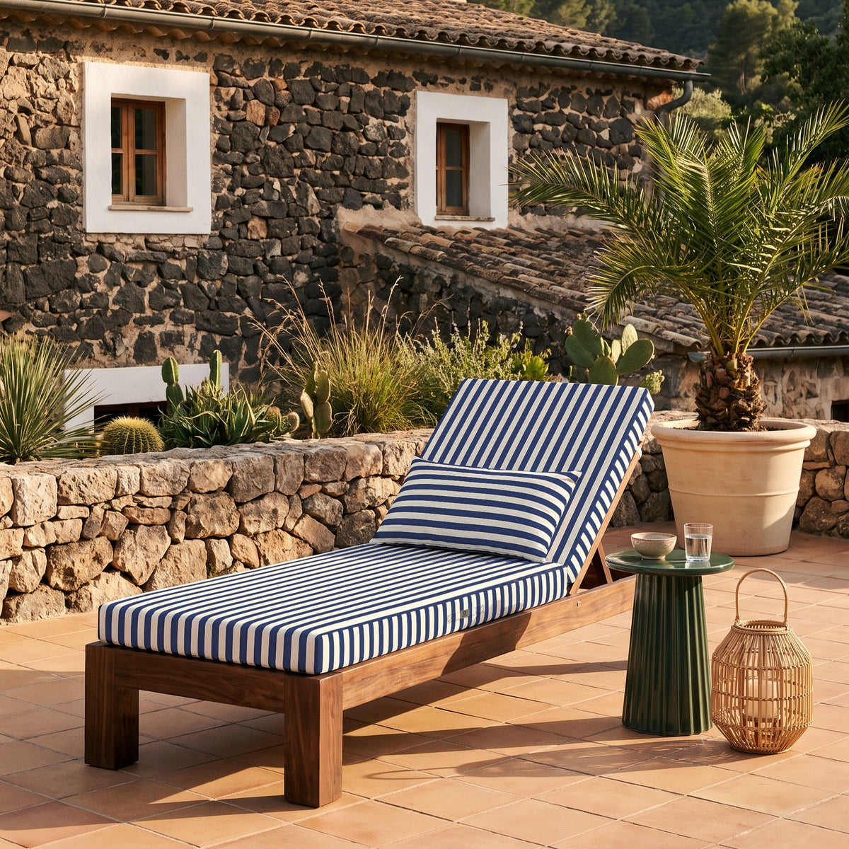 Premium-Liegenauflage 190x60, marineblaue Streifen, auf einer Holzliege auf einer Steinterrasse auf Mallorca