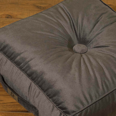 Deux poufs en velours gris foncé de 40x40 cm et 14 cm d'épaisseur, parfaits pour la décoration intérieure.