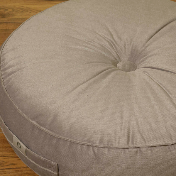 Deux poufs ronds en velours gris clair avec poignée, design doux, pour intérieur, de la marque Deco-arts.fr.