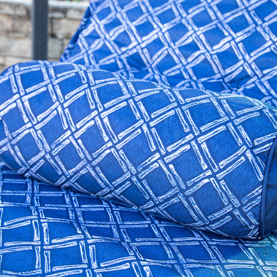 Traversin 45x18 motif Nautique Bleu posé sur le matelas de transat