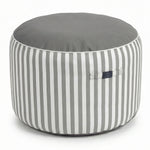 Pouf gris clair  en situation extérieure