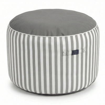 Pouf gris clair  en situation extérieure