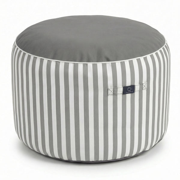 Pouf gris clair  en situation extérieure