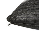 Housse de coussin déco en raphia bi-colore 30x50 cm, style bohème, avec motif naturel et tissage élégant.