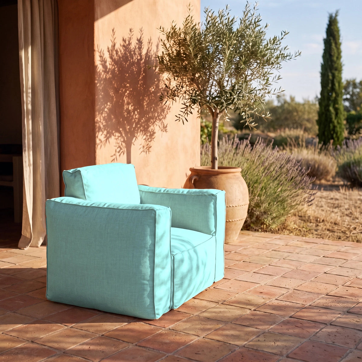 Modularer Gartensessel 90x75 Karibikblau auf einer Terrakotta-Terrasse in der Provence