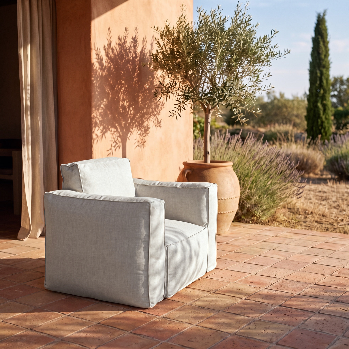 Modularer Gartensessel 90x75 Kieselgrau auf einer Terrakotta-Terrasse in der Provence