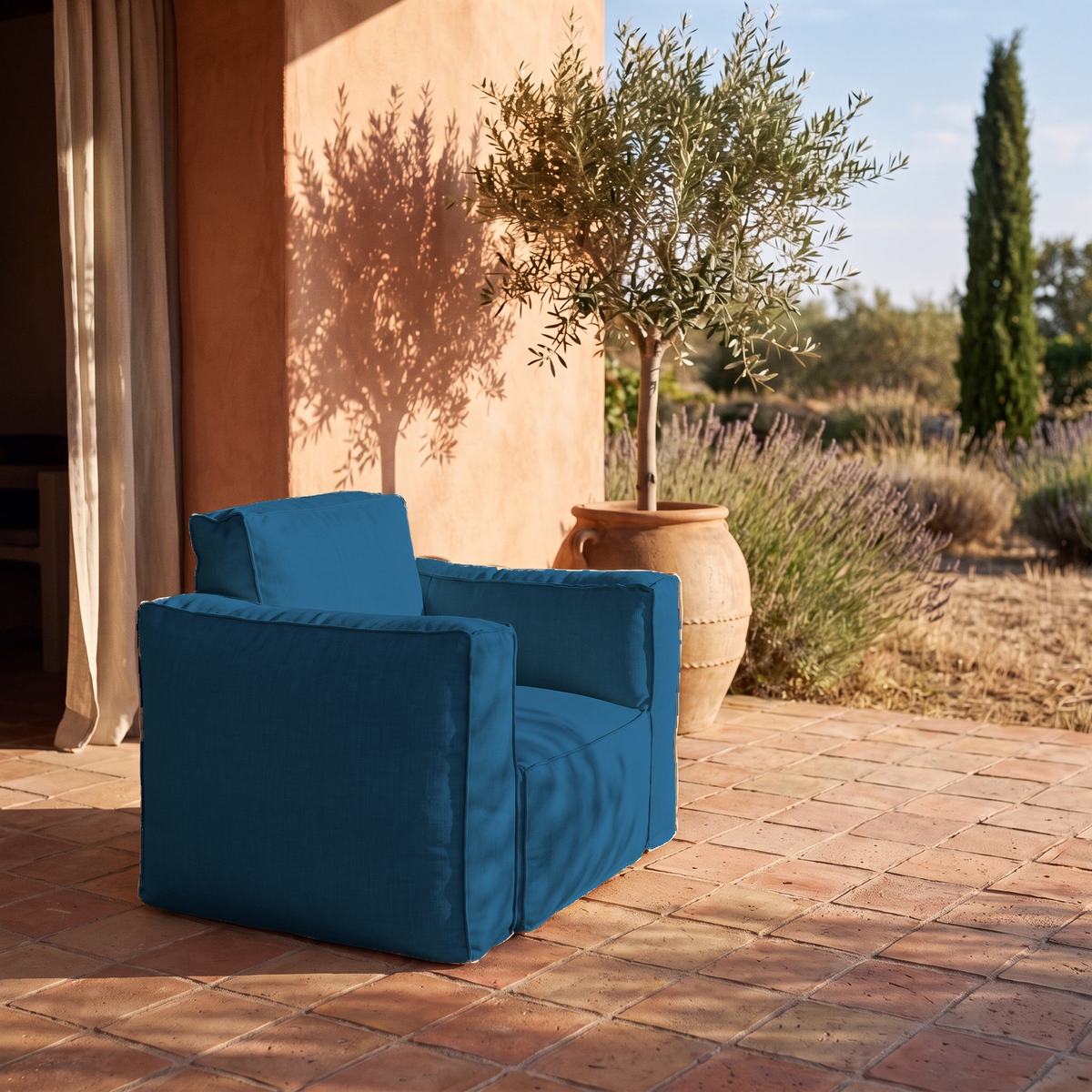 Modularer Gartensessel 90x75 Petrolblau auf einer Terrakotta-Terrasse in der Provence