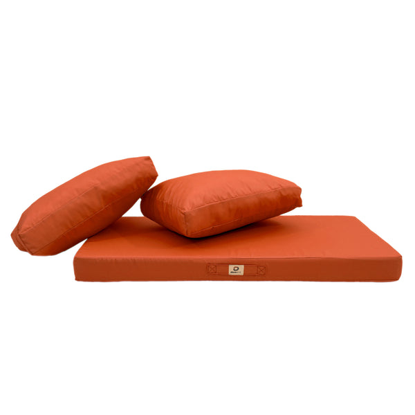 Ensemble de coussins de salon jardin orange 100x50 déhoussables et anti-UV, comprenant 1 assise et 2 dossiers pour fauteuils et canapés.