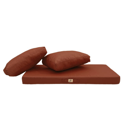 Ensemble de 3 coussins pour salon de jardin en terracotta, déhoussables et anti-UV, pour fauteuils et canapés.