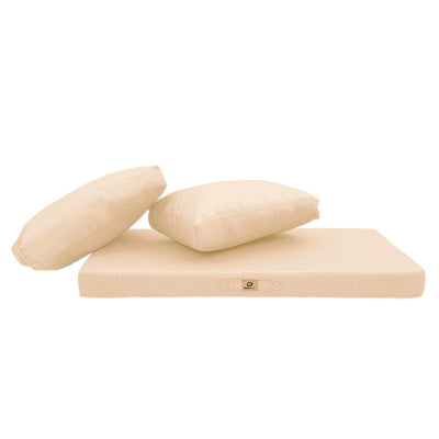 Ensemble de 3 coussins beige pour salon de jardin, déhoussables et anti-UV, pour fauteuils et canapés.