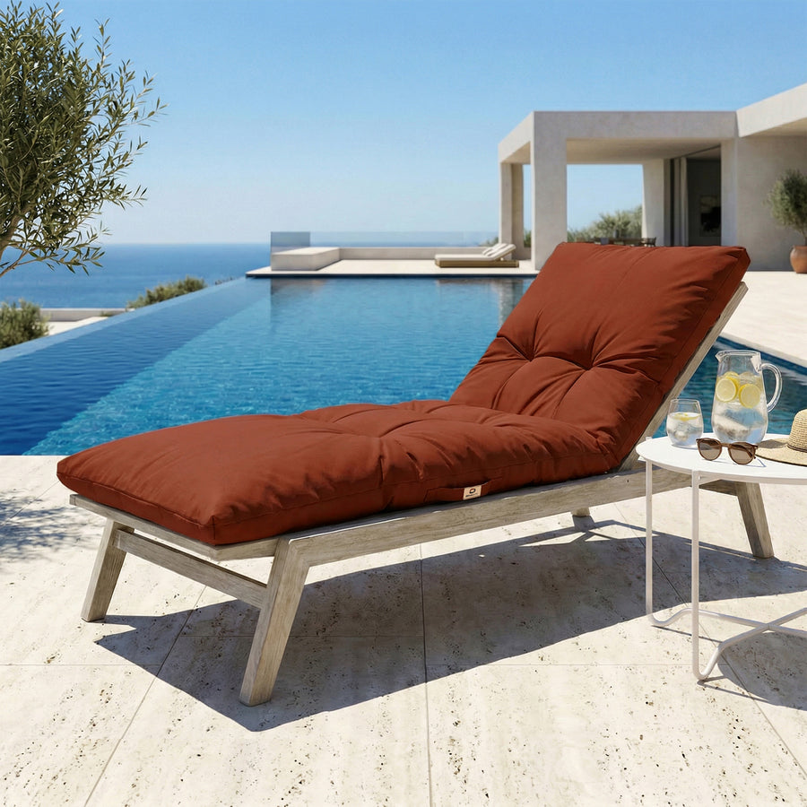 Matelas bain de soleil terracotta Decoartss 185x55 cm, épais 12 cm et imperméable, visible sur fond naturel.