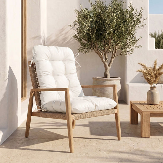 Coussin chaise dossier haut 120x50 Blanc Cassé sur un fauteuil en bois, terrasse méditerranéenne