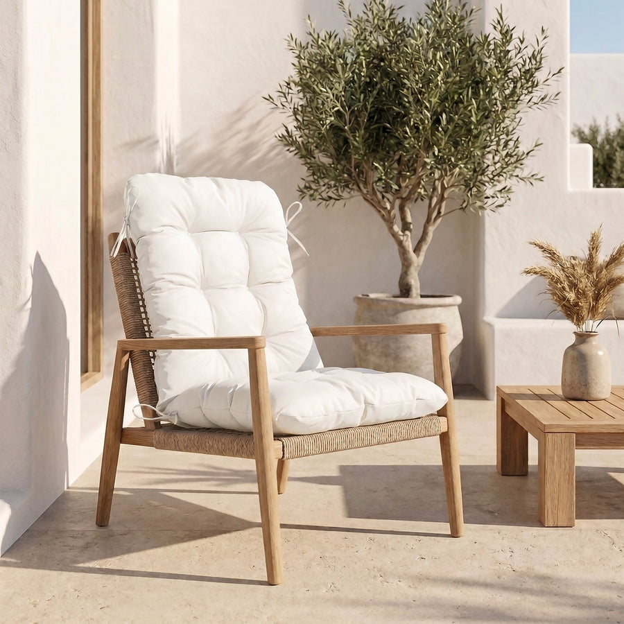 Stoelkussen met hoge rugleuning 120x50 in Gebroken Wit op een houten fauteuil, mediterraan terras