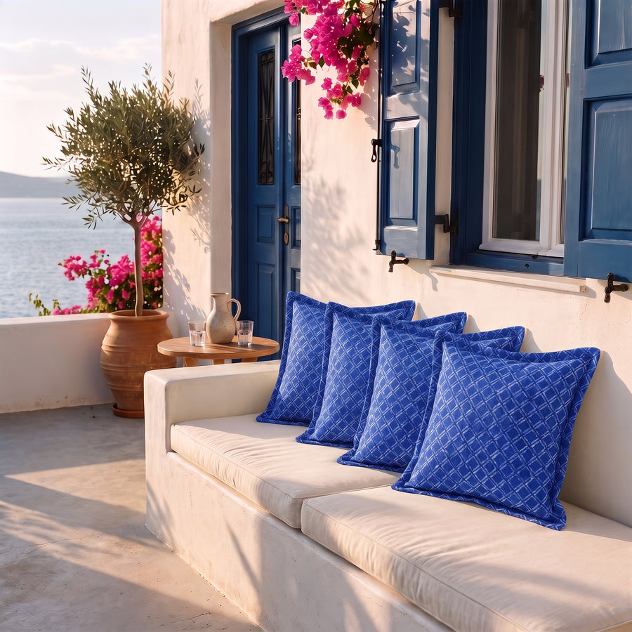 Set van 4 sierkussens 45x45 motief Blauw Nautisch op een terrasbank aan zee