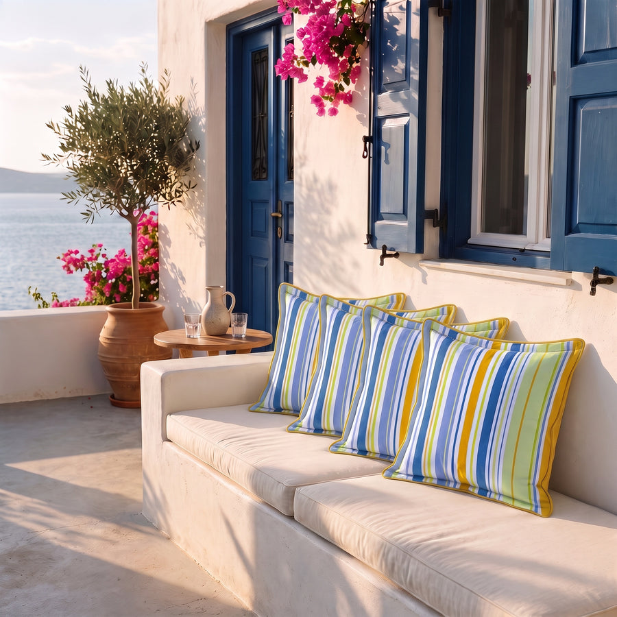 Conjunto de 4 almofadas decorativas 45x45 padrão Riscas Solares num banco de terraço junto ao mar