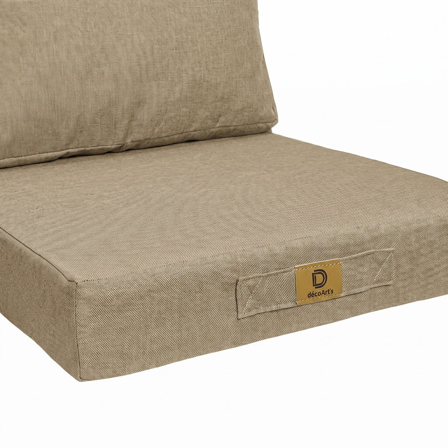 Close-up van het handvat en het Deco Arts-label op het kussen met linnenlook in Beige