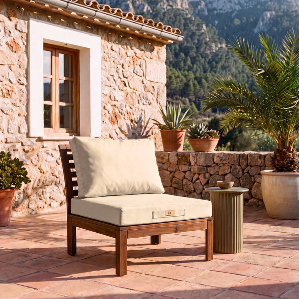 Ensemble coussins salon de jardin 50x50 Beige sur un fauteuil en bois, terrasse d'une finca majorquine