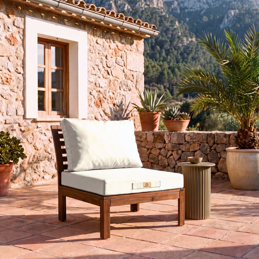 Ensemble coussins salon de jardin 50x50 Blanc Cassé sur un fauteuil en bois, terrasse d'une finca majorquine