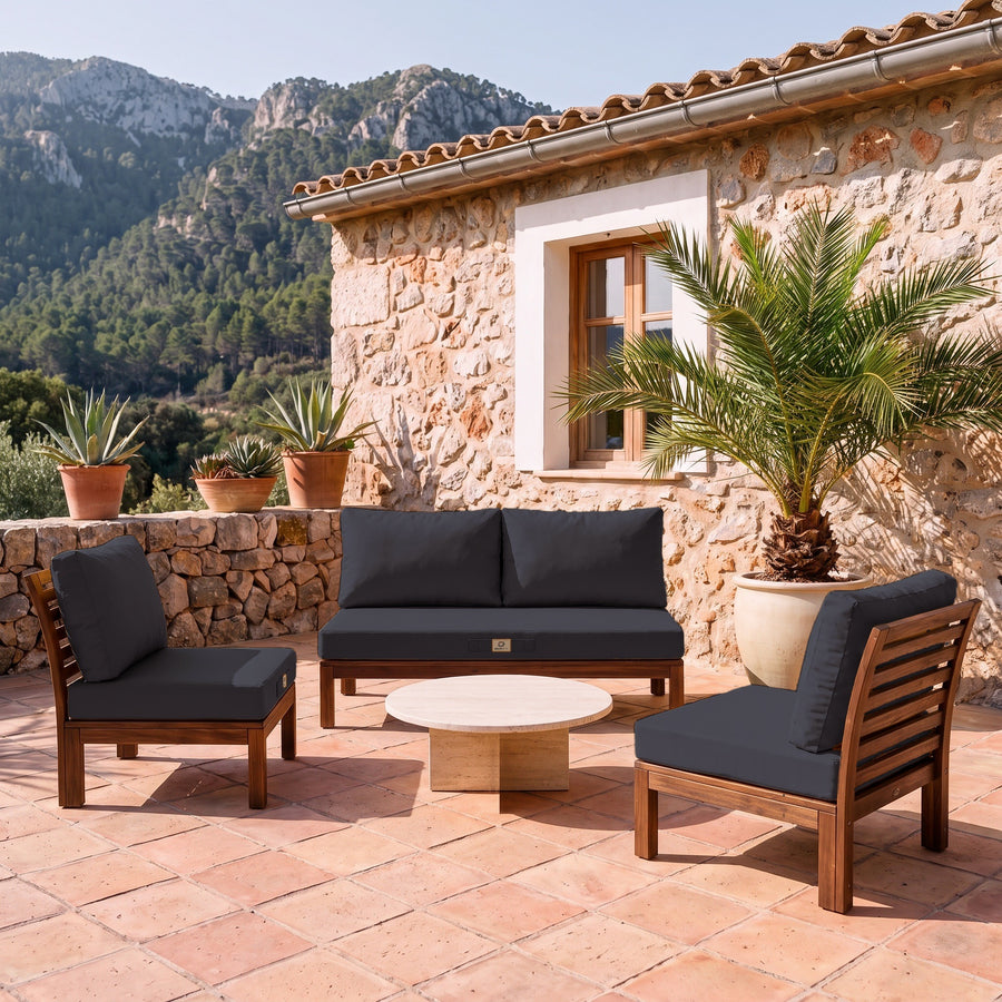 Almofadas para sala de jardim Cinzento Carbono num sofá e duas poltronas de madeira, terraço de uma finca maiorquina