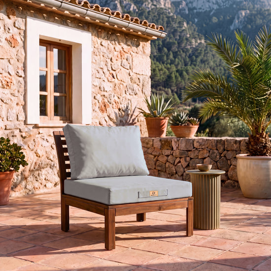 Conjunto de almofadas para sala de jardim 50x50 Cinzento Seixo numa poltrona de madeira, terraço de uma finca maiorquina
