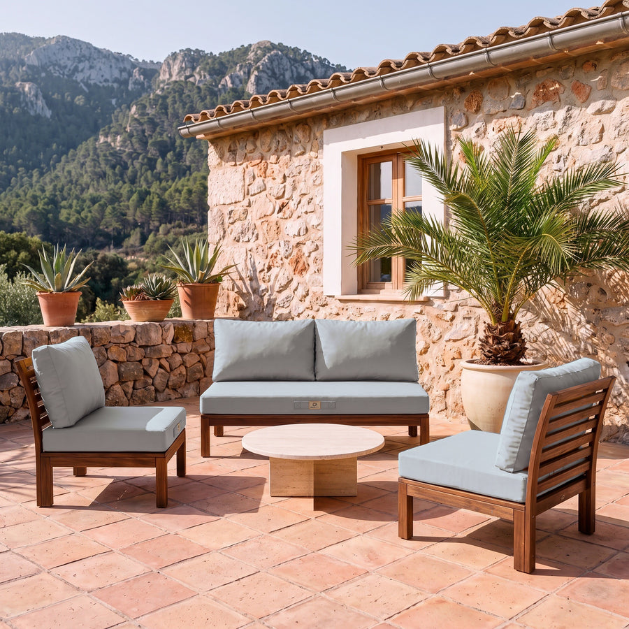 Almofadas para sala de jardim Cinzento Seixo num sofá e duas poltronas de madeira, terraço de uma finca maiorquina