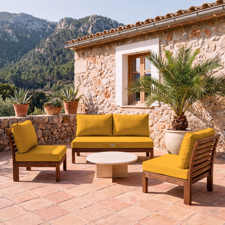 Almofadas para sala de jardim Amarelo num sofá e duas poltronas de madeira, terraço de uma finca maiorquina