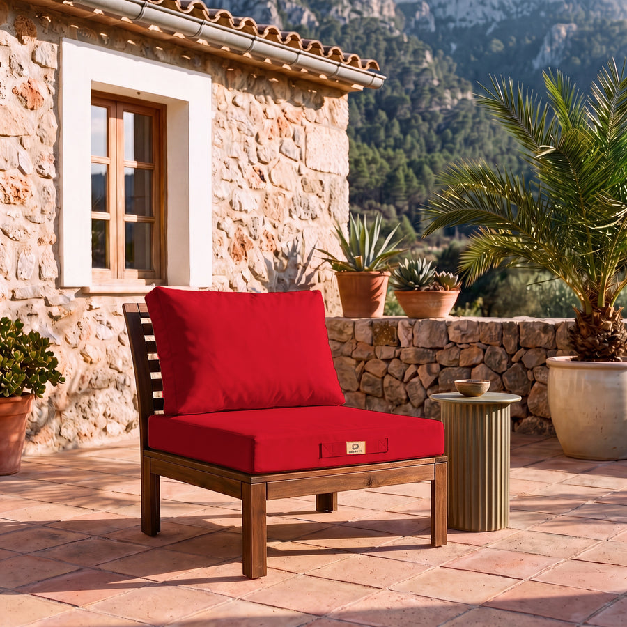 Tuinlounge kussenset 50x60 in Rood op een houten fauteuil, terras van een Mallorcaanse finca